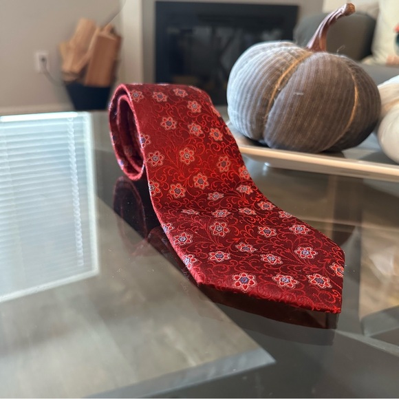 The Men's Store Bloomingdale's Floral  Medallion Grid Classic Tie - silk 100% - Picture 1 of 8